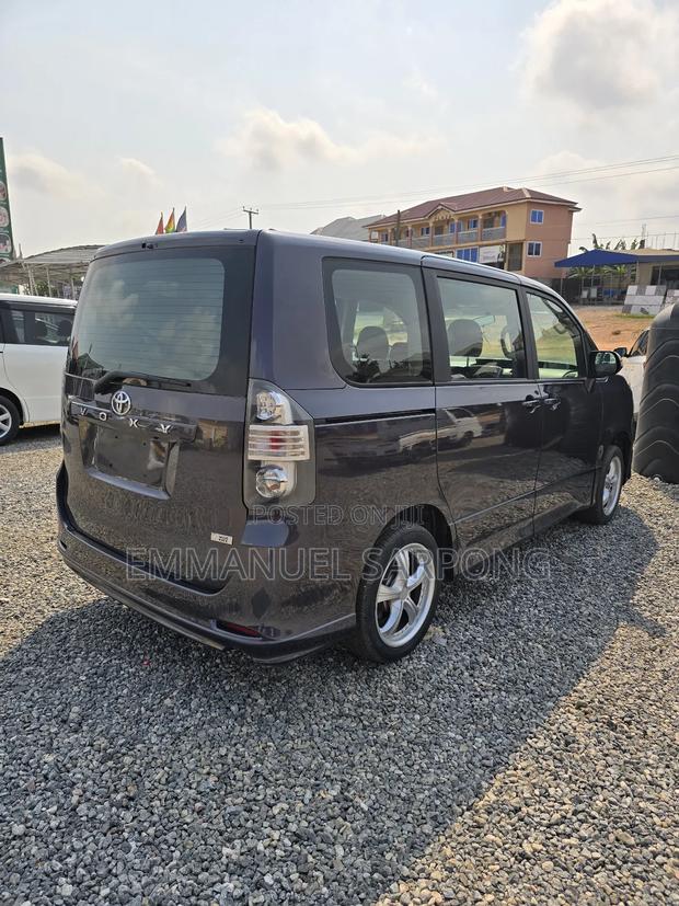Toyota Voxy 2010 Blue photo 2