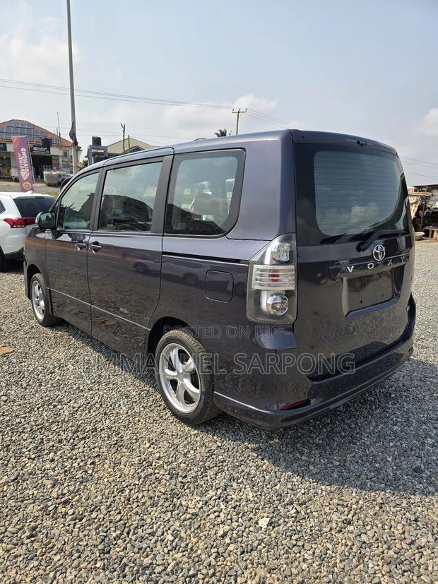 Toyota Voxy 2010 Blue photo 3