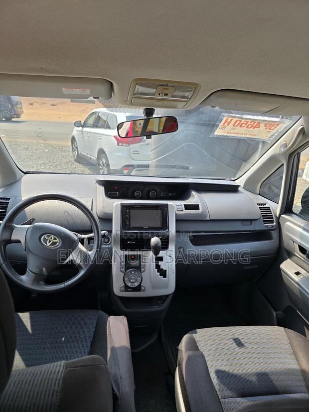 Toyota Voxy 2010 Blue photo 4