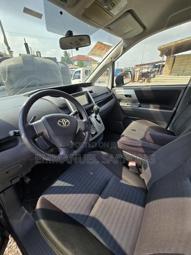 Toyota Voxy 2010 Blue photo 7