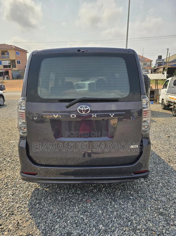 Toyota Voxy 2010 Blue photo 8