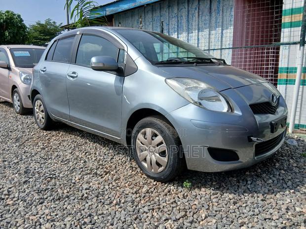 Toyota Vitz 1.3 FWD 5dr 2010 Silver photo 3