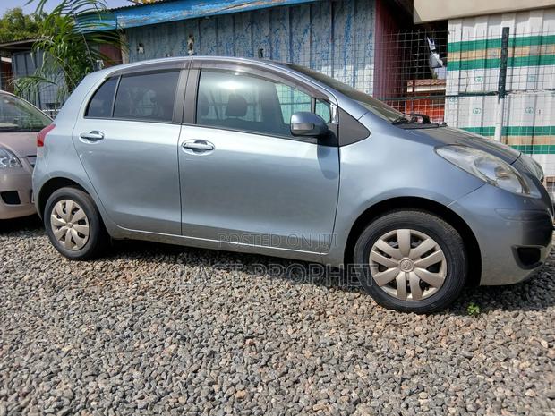 Toyota Vitz 1.3 FWD 5dr 2010 Silver photo 2