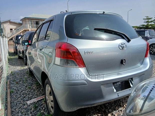 Toyota Vitz 1.3 FWD 5dr 2010 Silver photo 4