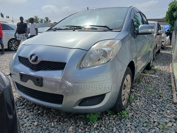 Toyota Vitz 1.3 FWD 5dr 2010 Silver photo 5