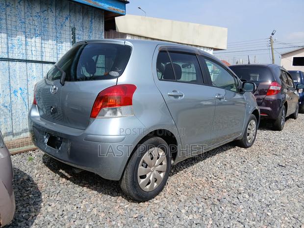 Toyota Vitz 1.3 FWD 5dr 2010 Silver photo 7