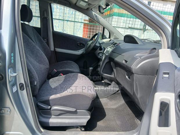 Toyota Vitz 1.3 FWD 5dr 2010 Silver photo 8