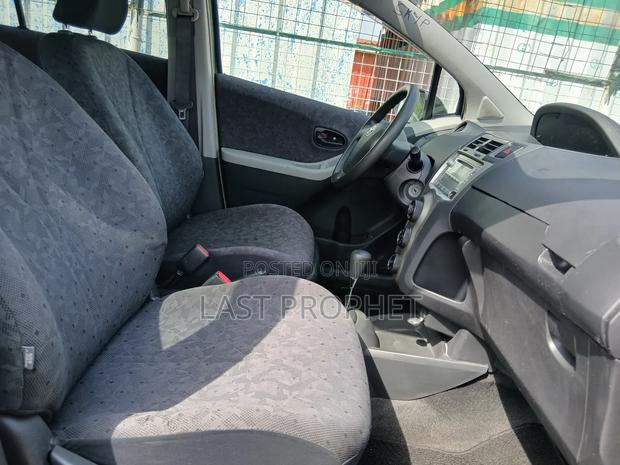 Toyota Vitz 1.3 FWD 5dr 2010 Silver photo 9