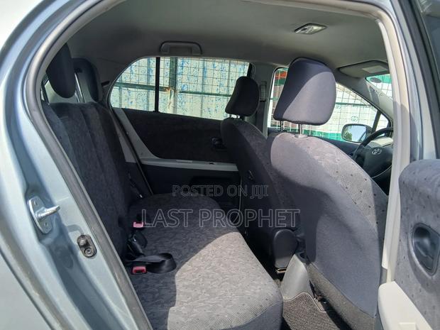 Toyota Vitz 1.3 FWD 5dr 2010 Silver photo 10