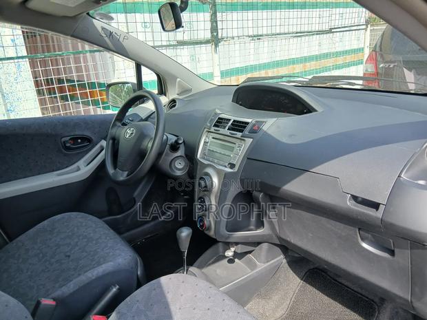 Toyota Vitz 1.3 FWD 5dr 2010 Silver photo 11