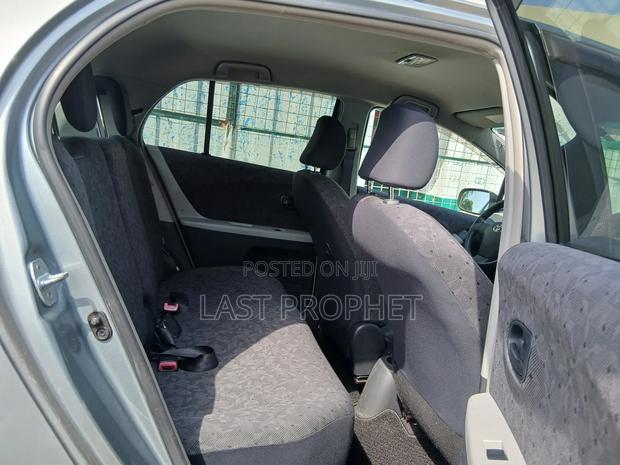 Toyota Vitz 1.3 FWD 5dr 2010 Silver photo 12
