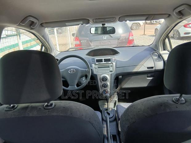 Toyota Vitz 1.3 FWD 5dr 2010 Silver photo 14