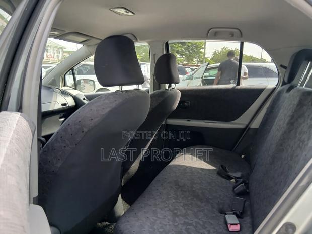 Toyota Vitz 1.3 FWD 5dr 2010 Silver photo 15