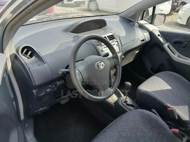 Toyota Vitz 1.3 FWD 5dr 2010 Silver photo 16