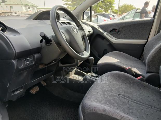 Toyota Vitz 1.3 FWD 5dr 2010 Silver photo 17