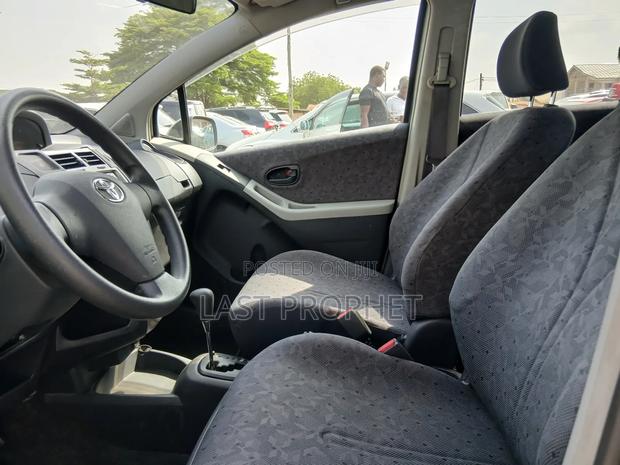 Toyota Vitz 1.3 FWD 5dr 2010 Silver photo 18