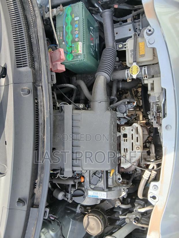 Toyota Vitz 1.3 FWD 5dr 2010 Silver photo 19