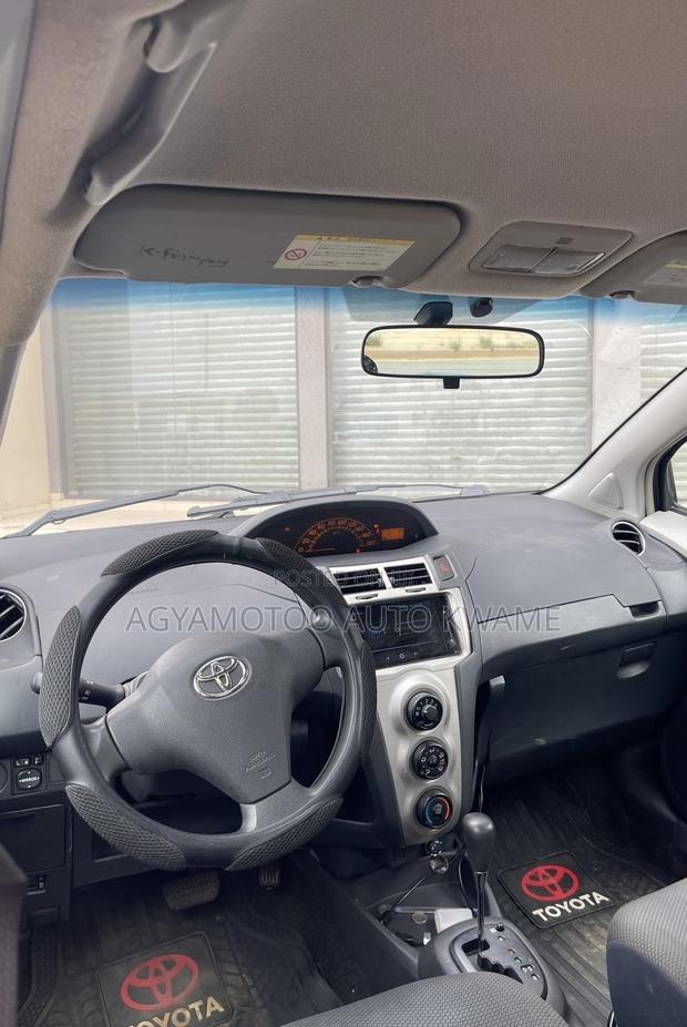 Toyota Vitz 1.3 AWD 5dr 2010 Black