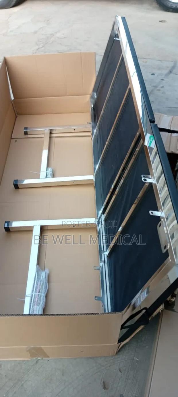 Examination Bed · Photo 4