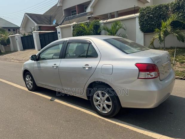 Toyota Belta 2011 Silver
