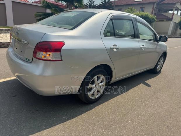 Toyota Belta 2011 Silver