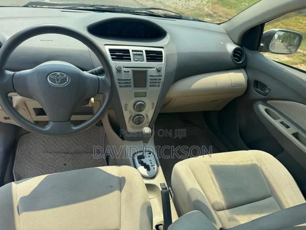 Toyota Belta 2011 Silver