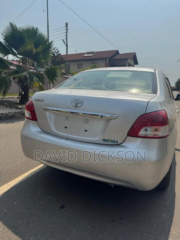 Toyota Belta 2011 Silver