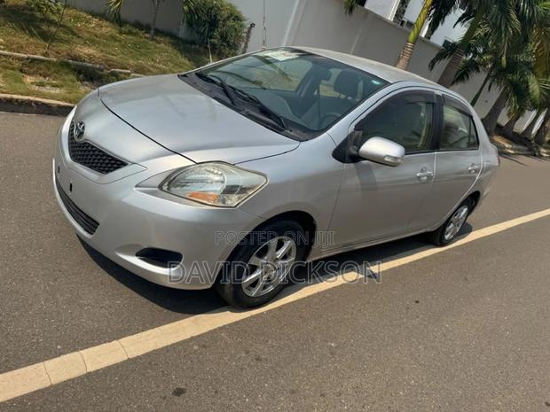 Toyota Belta 2011 Silver