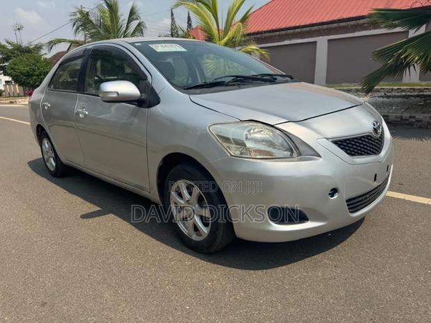 Toyota Belta 2011 Silver