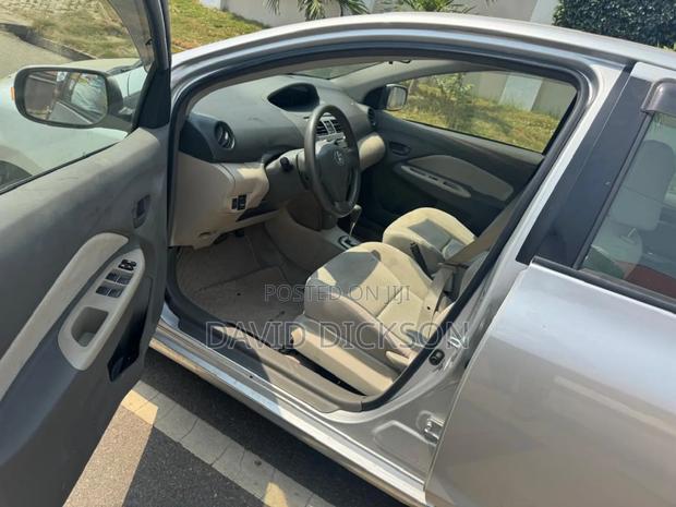 Toyota Belta 2011 Silver