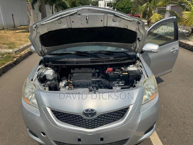 Toyota Belta 2011 Silver