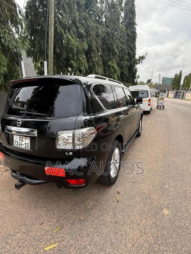 Nissan Patrol 5.6 2010 Black photo 2