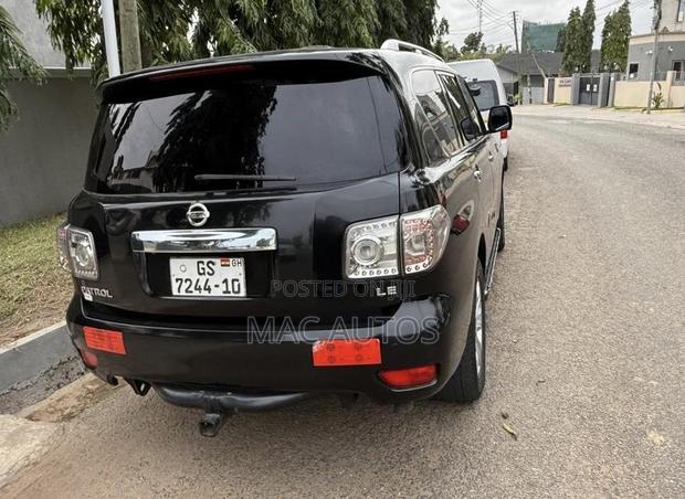 Nissan Patrol 5.6 2010 Black photo 3