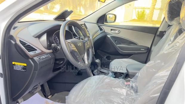 Hyundai Santa Fe SE FWD 2018 White photo 3
