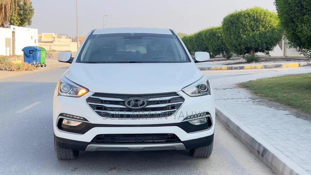 Hyundai Santa Fe SE FWD 2018 White photo 2