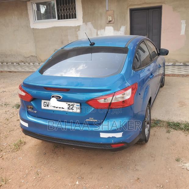 Ford Focus SE 5-Door 2013 Blue photo 4