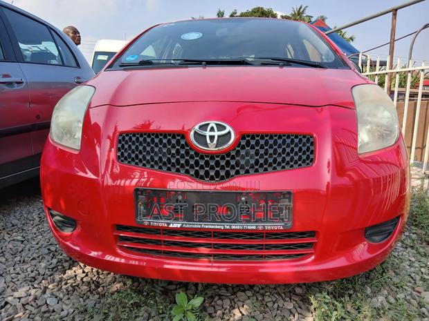 Toyota Yaris Base Hatchback 5dr 2010 Silver photo 2