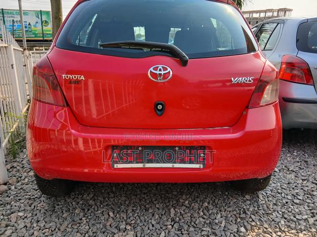 Toyota Yaris Base Hatchback 5dr 2010 Silver photo 4