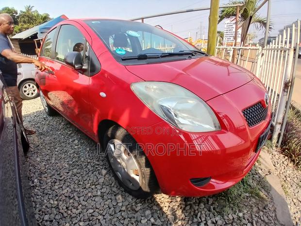 Toyota Yaris Base Hatchback 5dr 2010 Silver photo 5