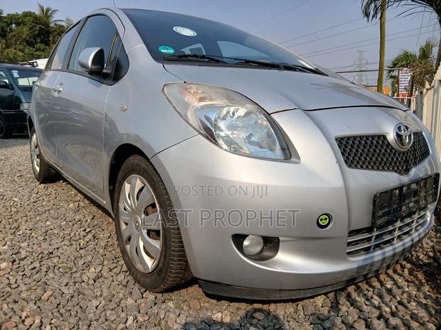 Toyota Yaris Base Hatchback 5dr 2010 Silver
