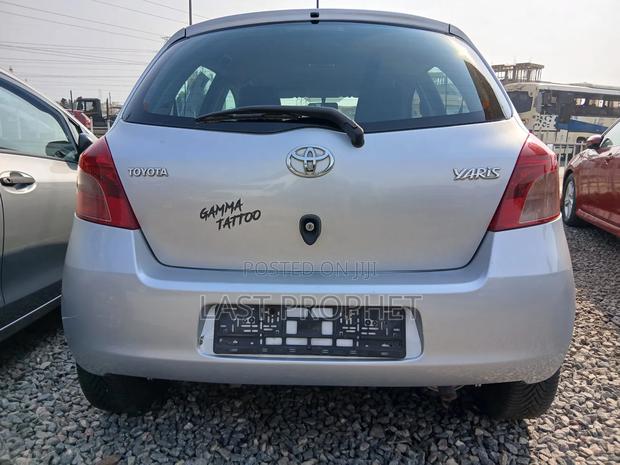 Toyota Yaris Base Hatchback 5dr 2010 Silver photo 6