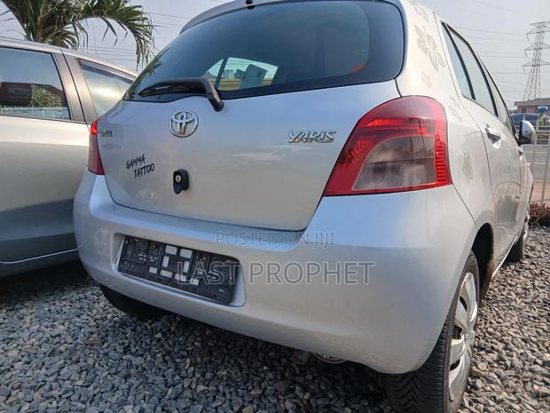 Toyota Yaris Base Hatchback 5dr 2010 Silver photo 7