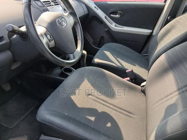 Toyota Yaris Base Hatchback 5dr 2010 Silver photo 8
