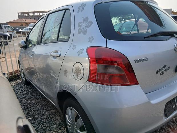Toyota Yaris Base Hatchback 5dr 2010 Silver photo 9