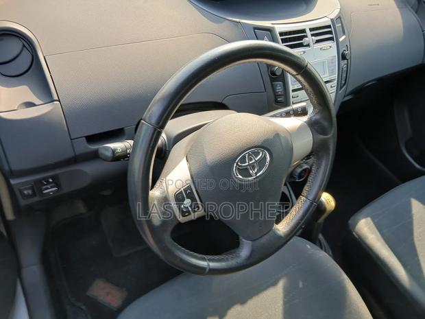 Toyota Yaris Base Hatchback 5dr 2010 Silver photo 10