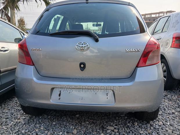 Toyota Yaris Base Hatchback 5dr 2010 Silver photo 11