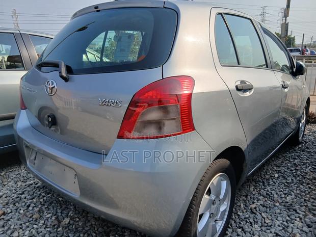 Toyota Yaris Base Hatchback 5dr 2010 Silver photo 12