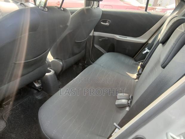 Toyota Yaris Base Hatchback 5dr 2010 Silver photo 13
