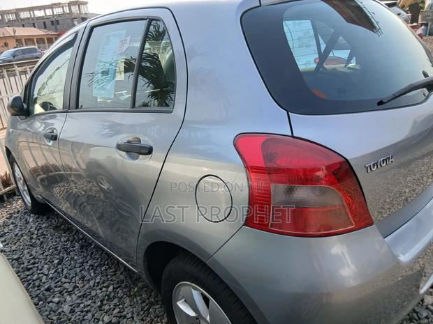 Toyota Yaris Base Hatchback 5dr 2010 Silver photo 14