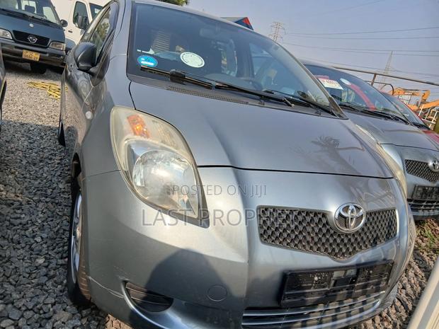 Toyota Yaris Base Hatchback 5dr 2010 Silver photo 15